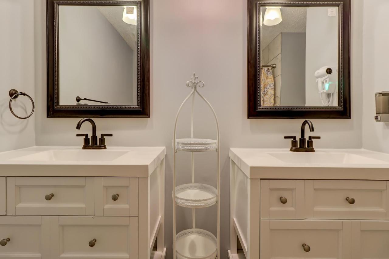#111 Elaborate Condo Ideal Location 2Brm/2 Parking ヒルトンヘッドアイランド エクステリア 写真