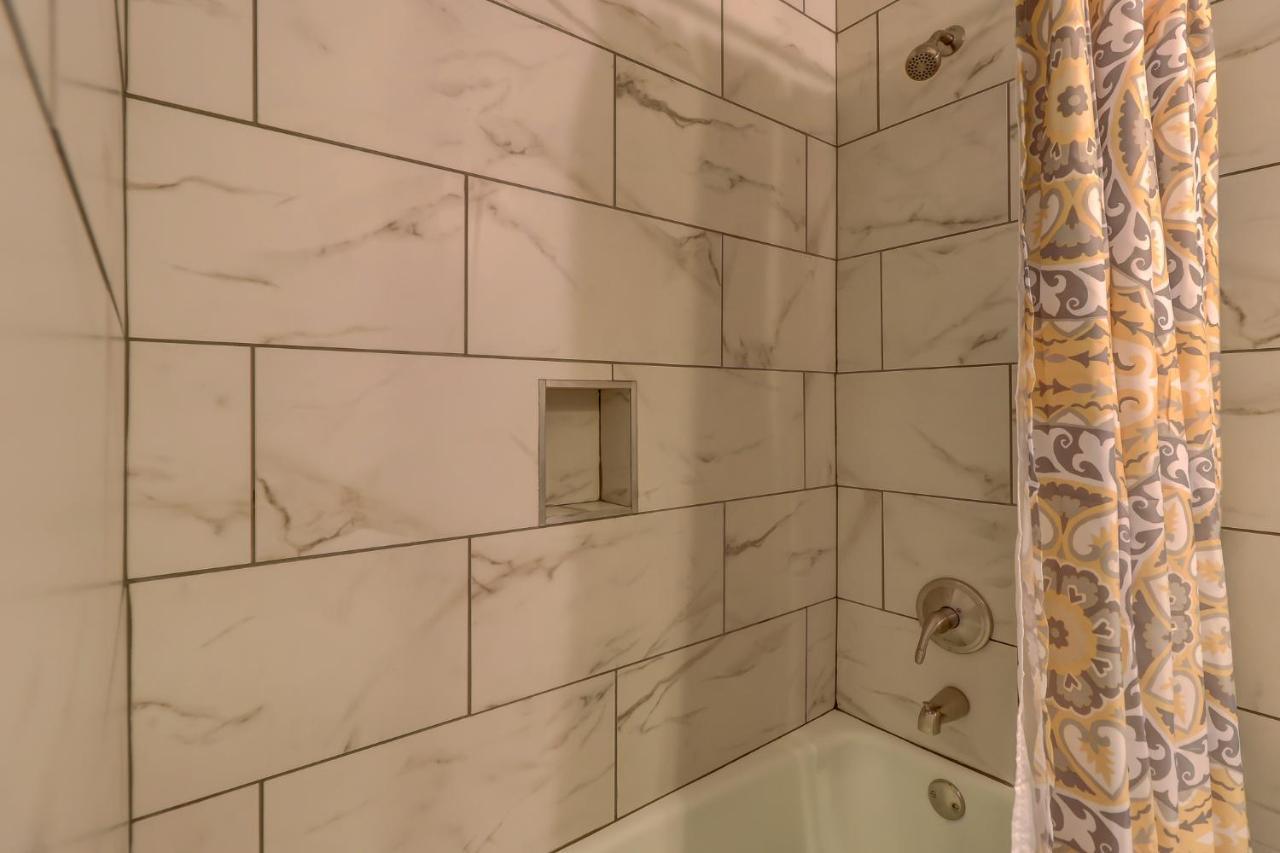 #111 Elaborate Condo Ideal Location 2Brm/2 Parking ヒルトンヘッドアイランド エクステリア 写真