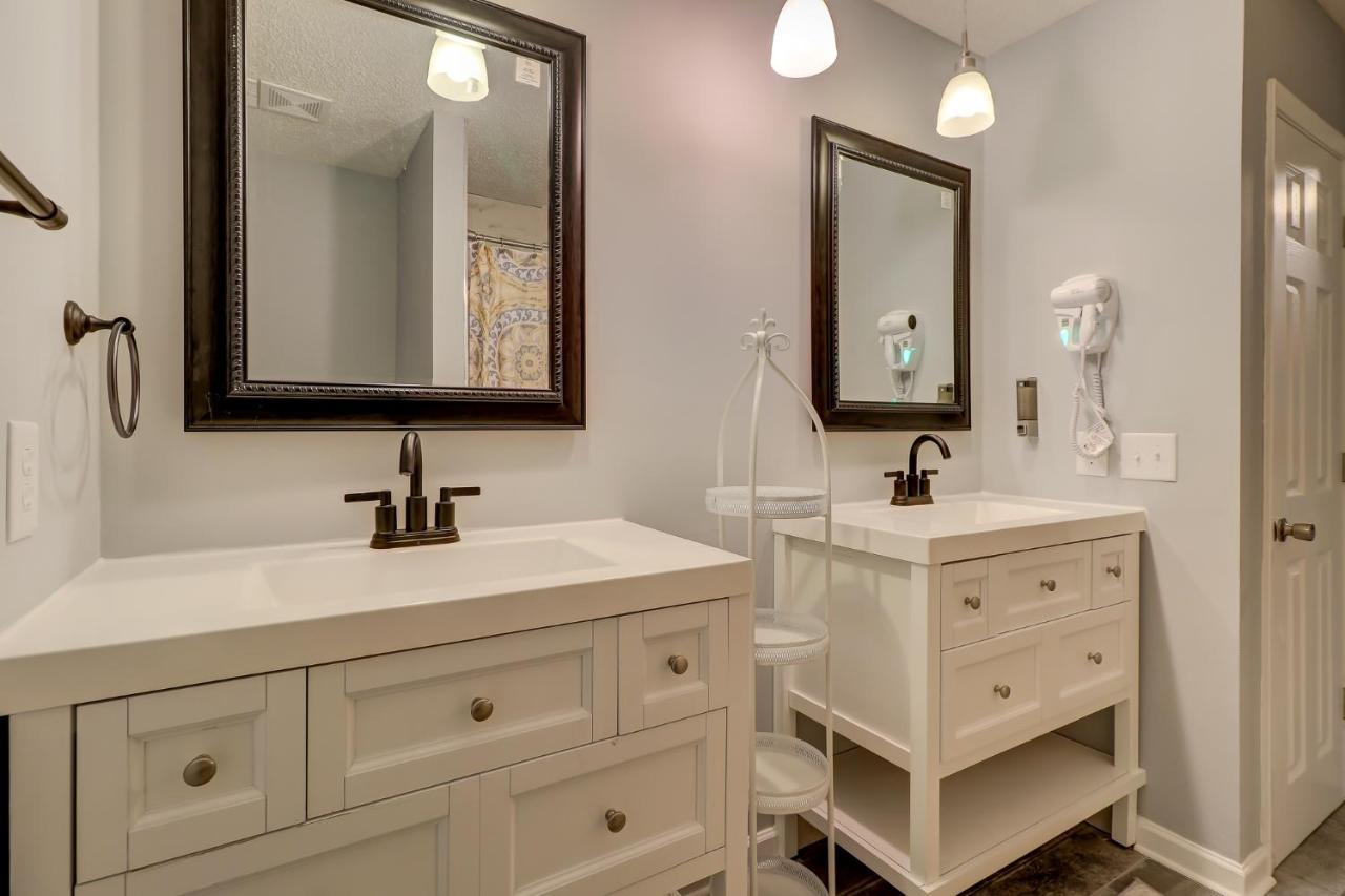 #111 Elaborate Condo Ideal Location 2Brm/2 Parking ヒルトンヘッドアイランド エクステリア 写真